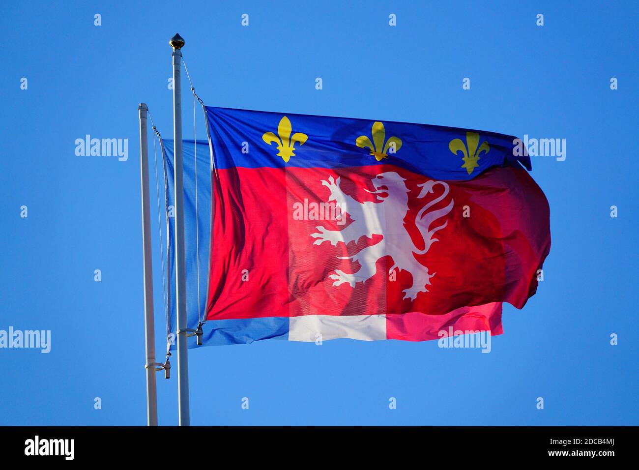 Bandiere ondulate della città di Lione e Francia in una bella mattina Foto Stock