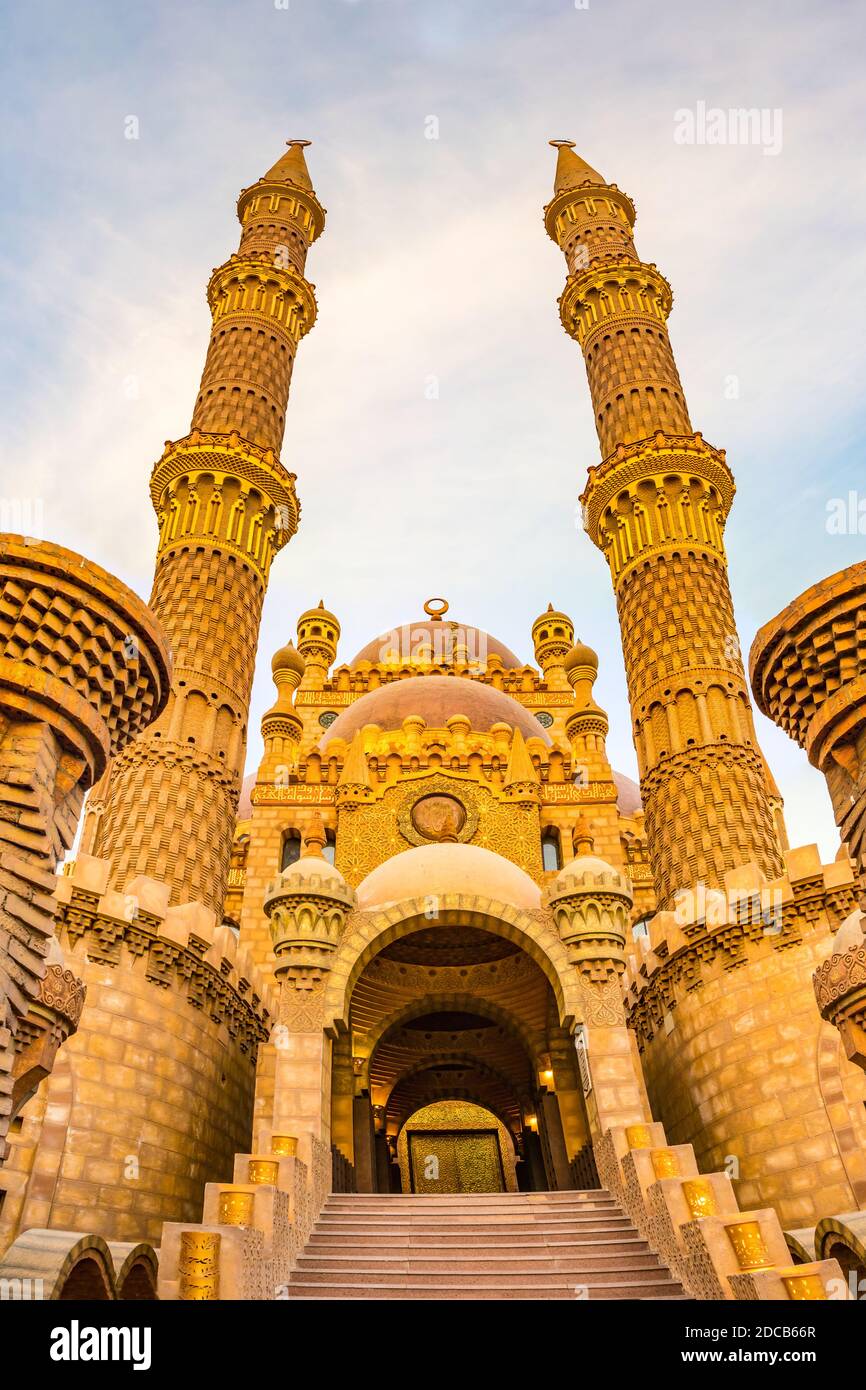 Moschea al Mustafa nella città vecchia di Sharm El Sheikh, Egitto. Una delle principali attrazioni turistiche con una magnifica architettura Foto Stock