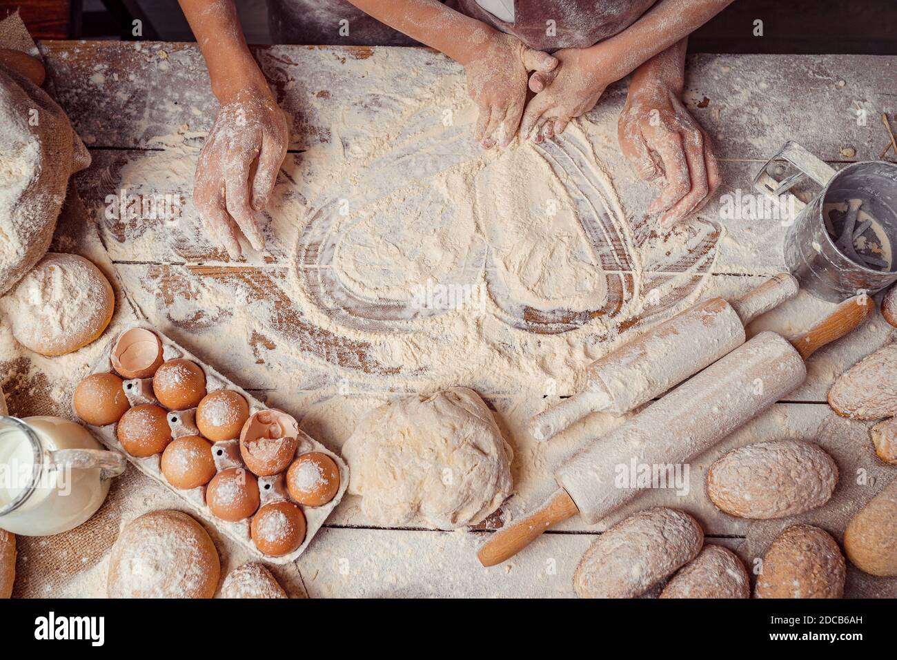 Sfondo da forno a forma di cuore fatto di farina e ingredienti alimentari. Amore cucina. Vista dall'alto. Foto Stock