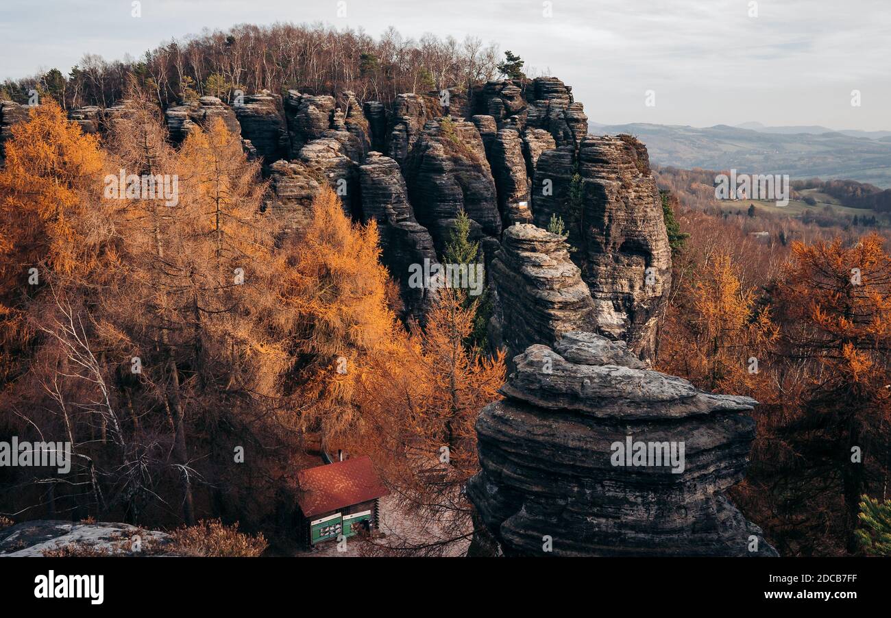 Le grandi rocce di Tisa o pareti di Tisa nella Svizzera boema autunno spettacolare caduta paesaggio vista in cecosassone Svizzera, Repubblica Ceca. Foto Stock