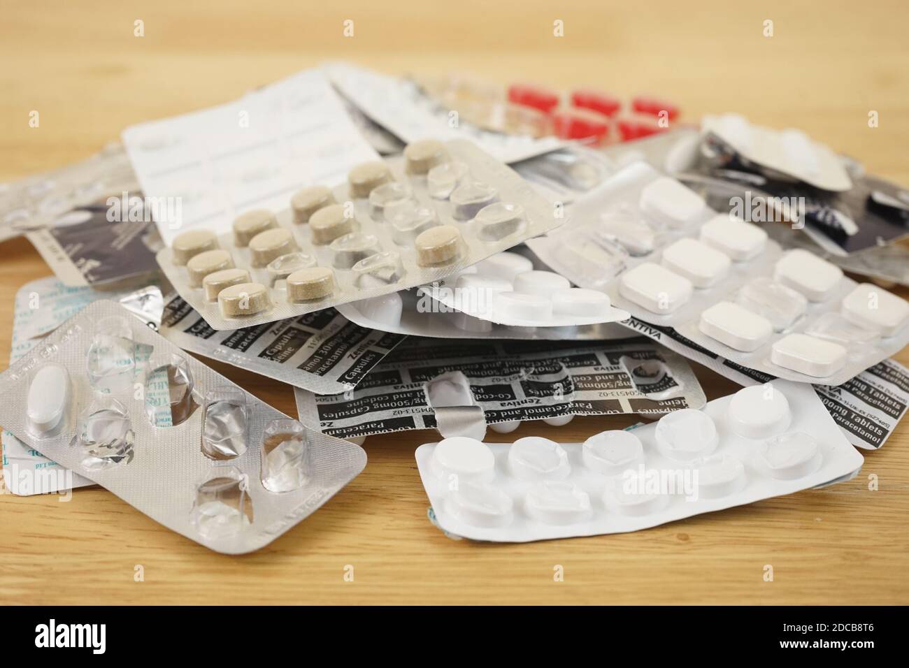 Grande pila di compresse di farmaci prescritti. Foto Stock