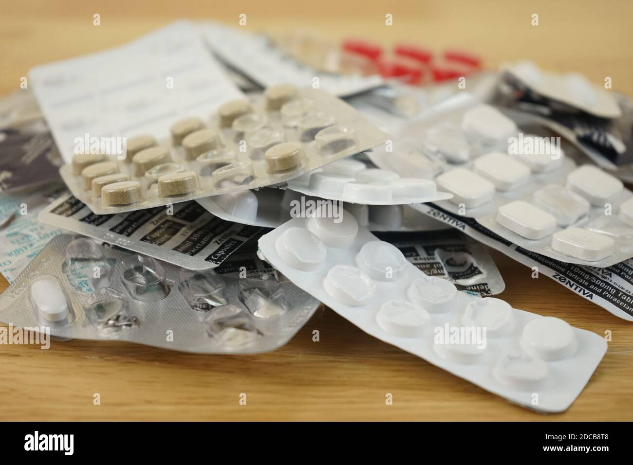 Grande pila di compresse di farmaci prescritti. Foto Stock