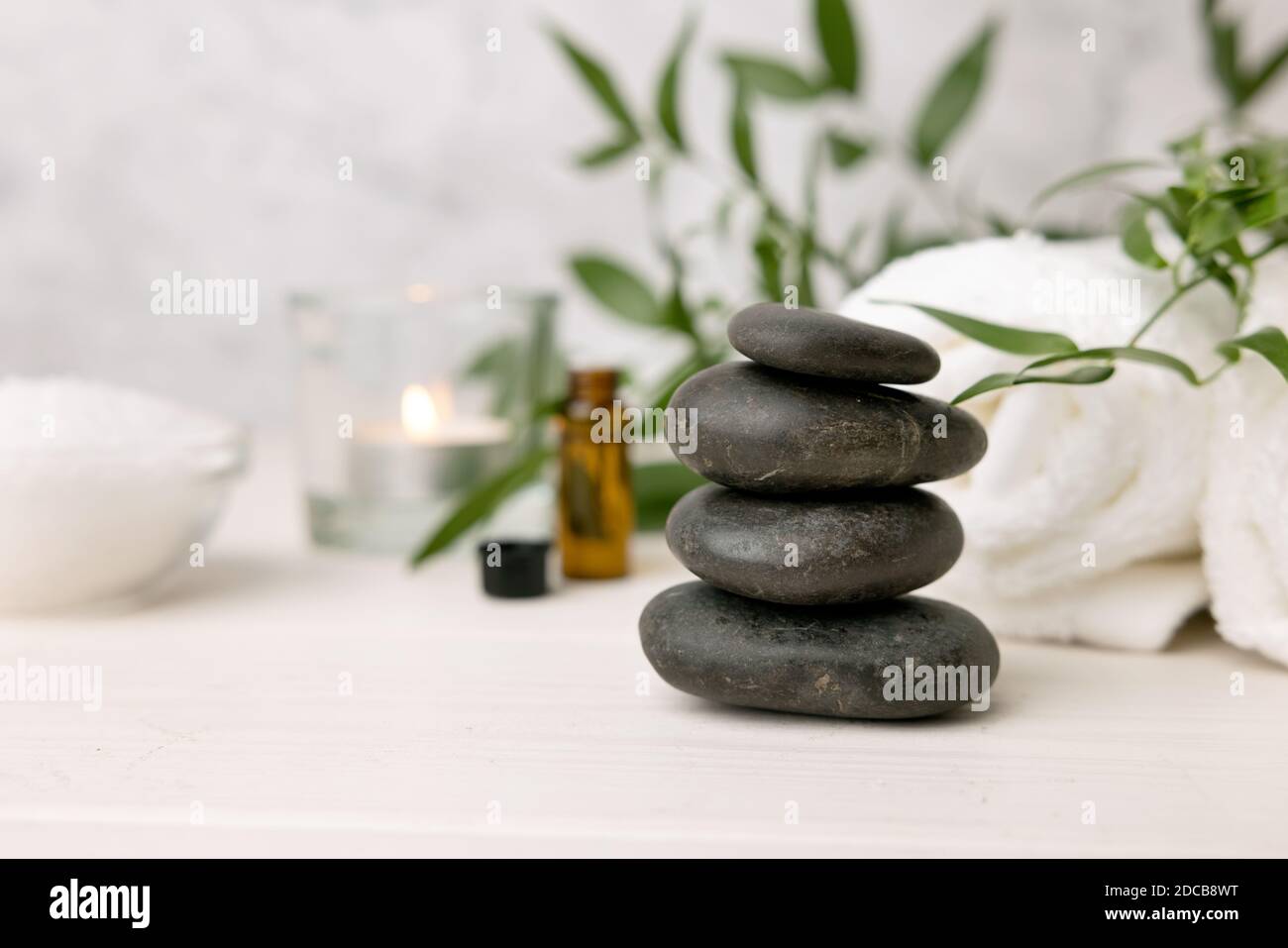 massaggio con pietre calde - prodotti per trattamenti di bellezza spa su bianco tavolo di legno Foto Stock
