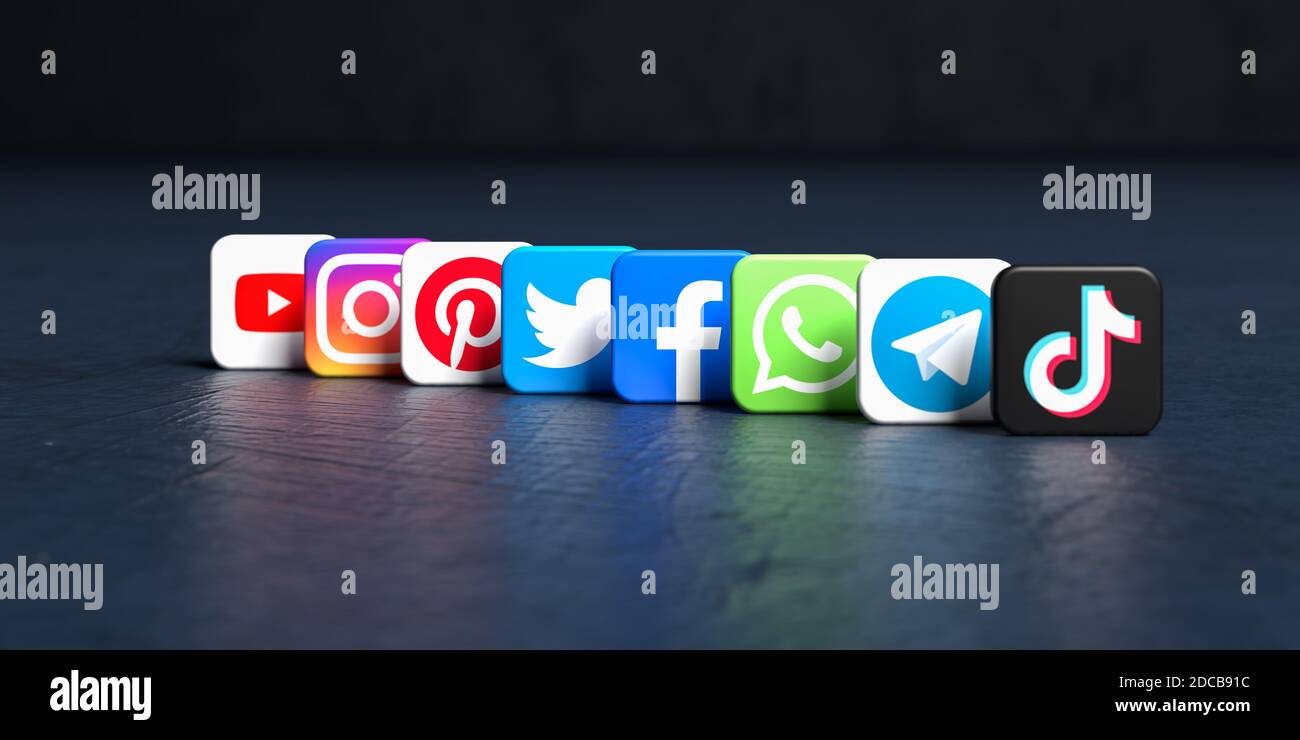 I loghi dei principali social media e siti di messaggistica (YouTube, Instagram, Pinterest, Twitter, Facebook, Whatsapp, Telegram, Tiktok) disposti su un buio Foto Stock