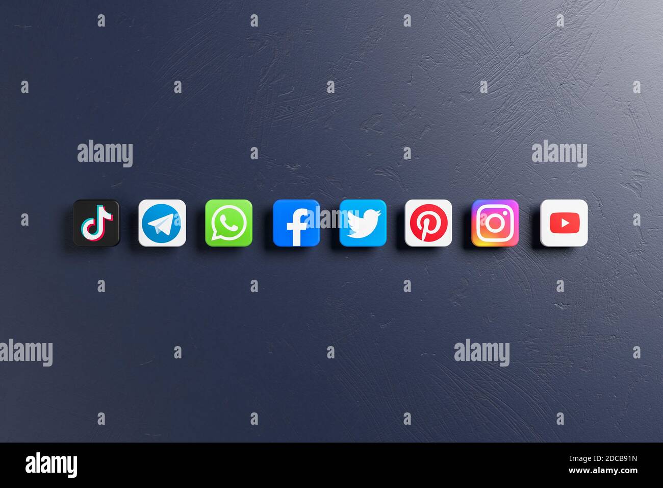 I loghi dei principali social media e siti di messaggistica (YouTube, Instagram, Pinterest, Twitter, Facebook, Whatsapp, Telegram, Tiktok) disposti su un buio Foto Stock