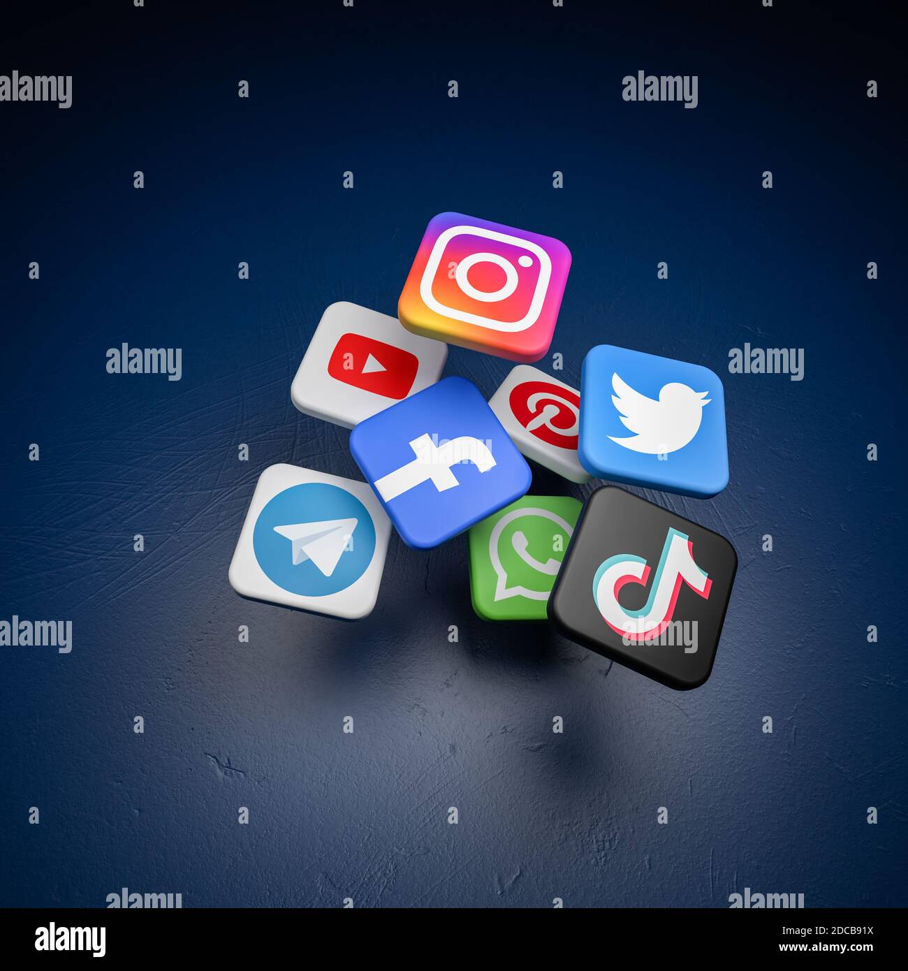 Logo dei principali social media e siti di messaggistica (YouTube, Instagram, Pinterest, Twitter, Facebook, Whatsapp, Telegram, Tiktok) che cadono su un buio Foto Stock