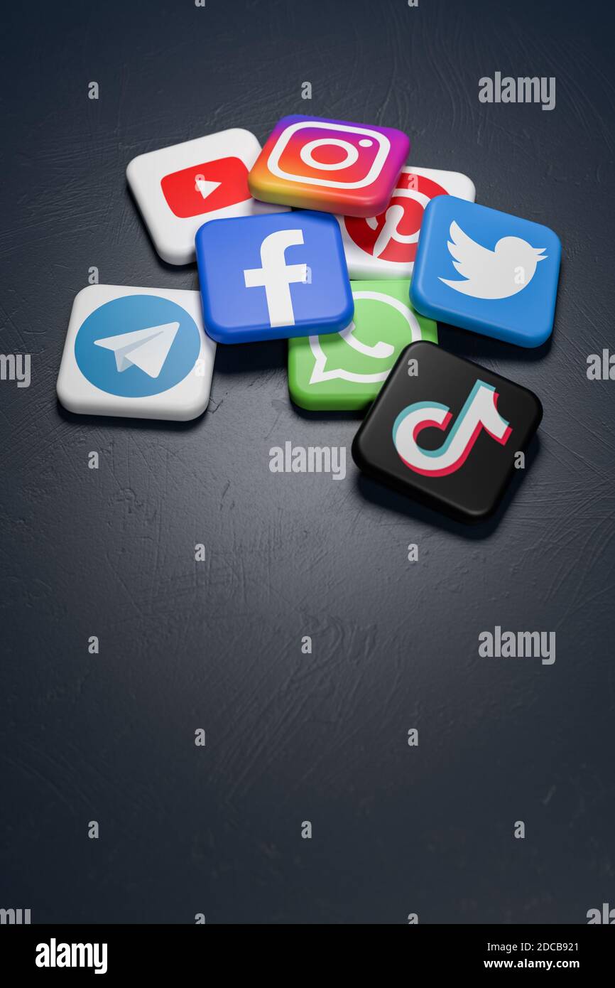 Logo dei principali social media e siti di messaggistica (YouTube, Instagram, Pinterest, Twitter, Facebook, Whatsapp, Telegram, Tiktok) su un mucchio di buie Foto Stock