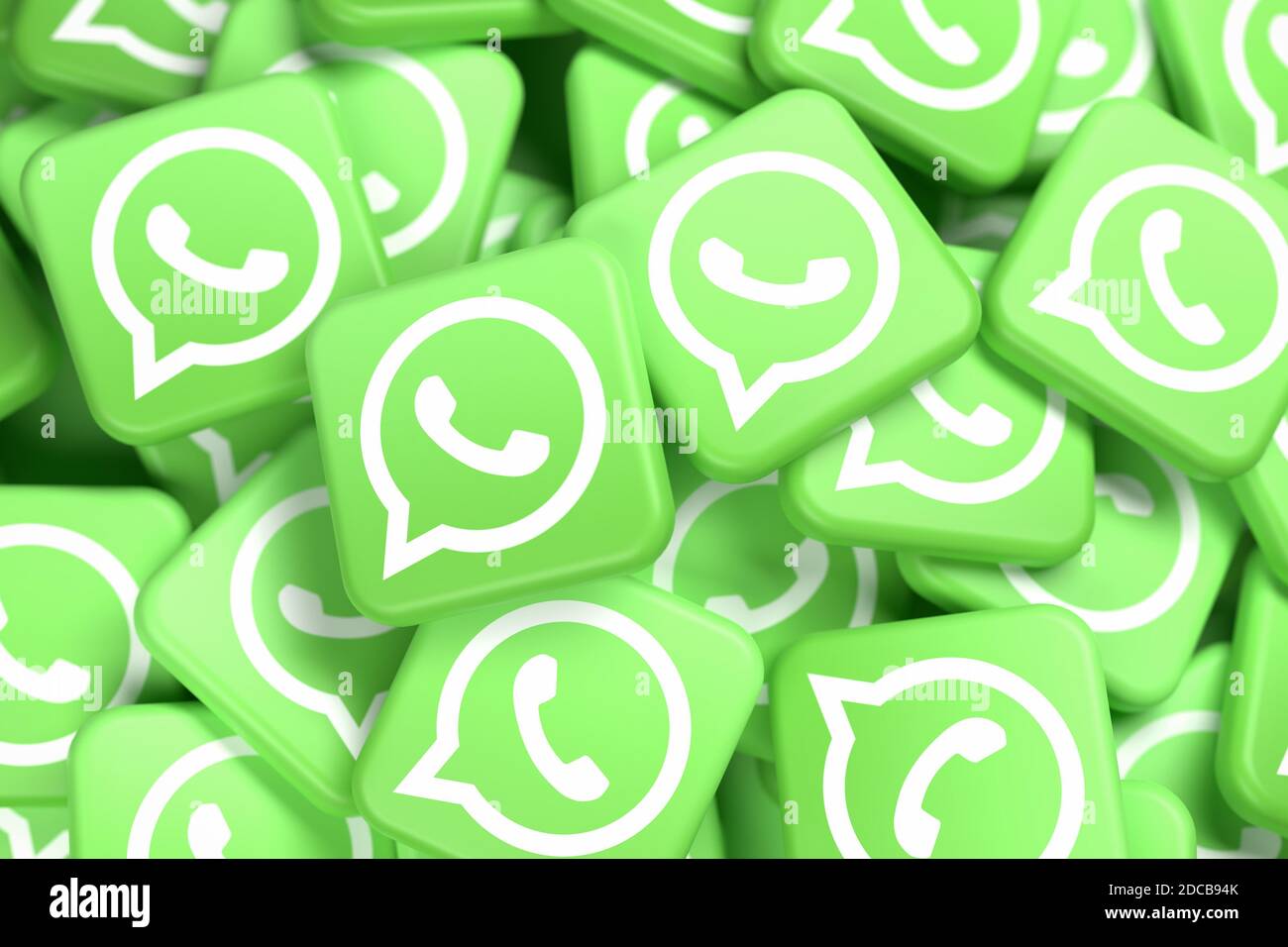 Immagine full frame dei logo del sito di messaggistica e dell'app whatsapp (parte di facebook) su un heap. Messa a fuoco selettiva Foto Stock