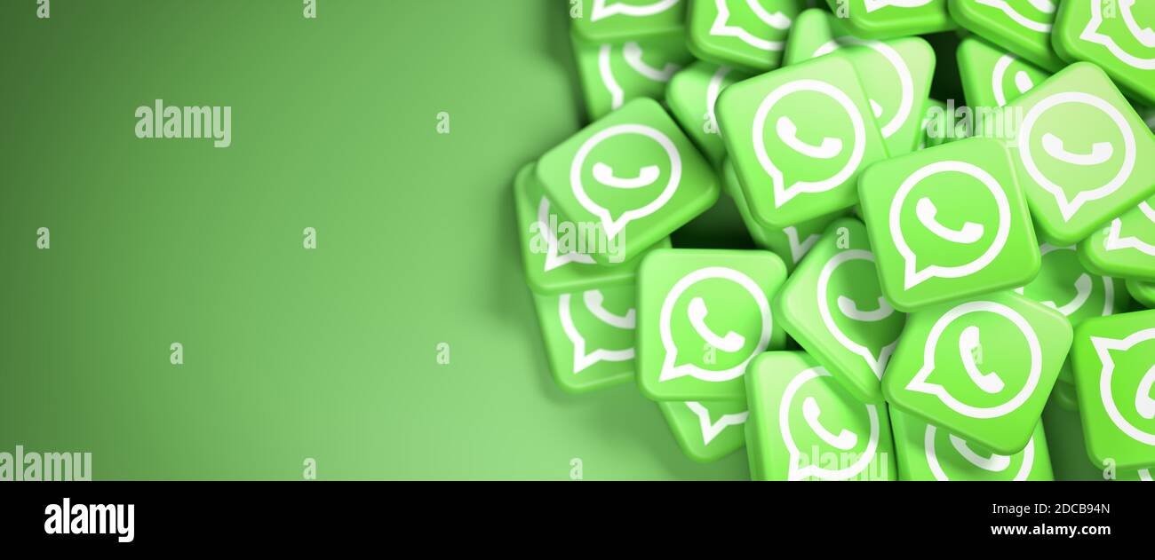 Logo del sito di messaggistica e app whatsapp (parte di facebook) su un heap. Dimensione banner Web con spazio di copia - fuoco selettivo Foto Stock