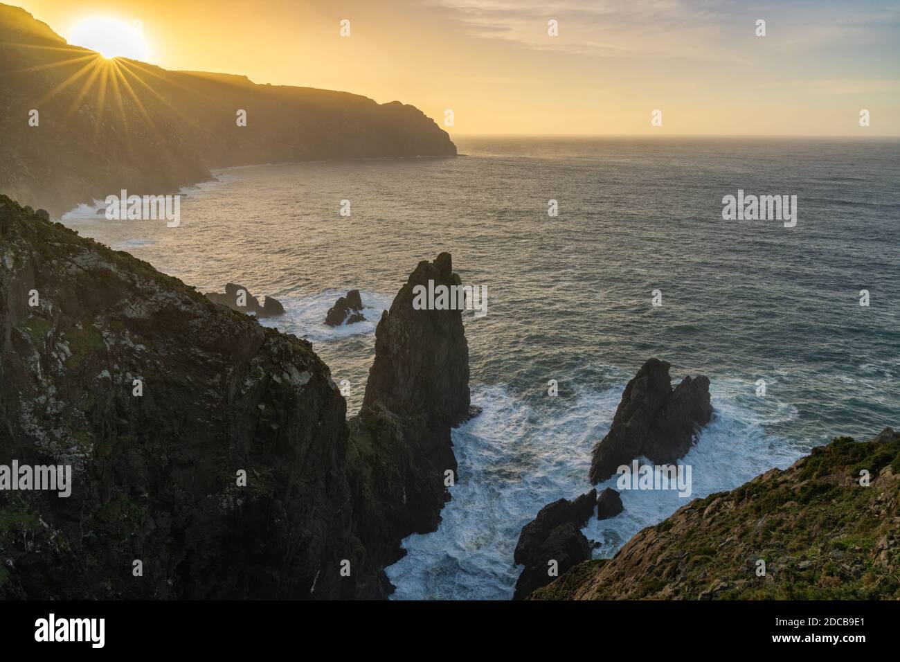 bellissimo tramonto sulla costa rocciosa selvaggia della galizia in Spagna settentrionale Foto Stock