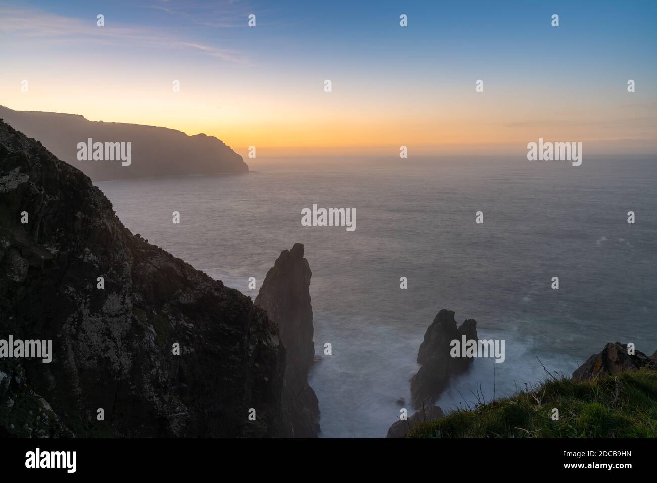 bellissimo tramonto sulla costa rocciosa selvaggia della galizia in Spagna settentrionale Foto Stock