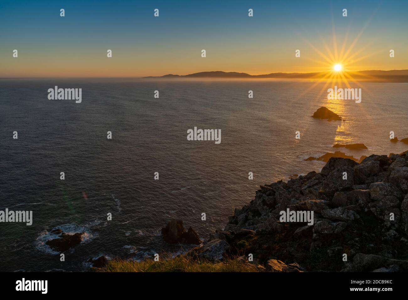 bellissima alba sulla costa rocciosa selvaggia della galizia in Spagna settentrionale Foto Stock