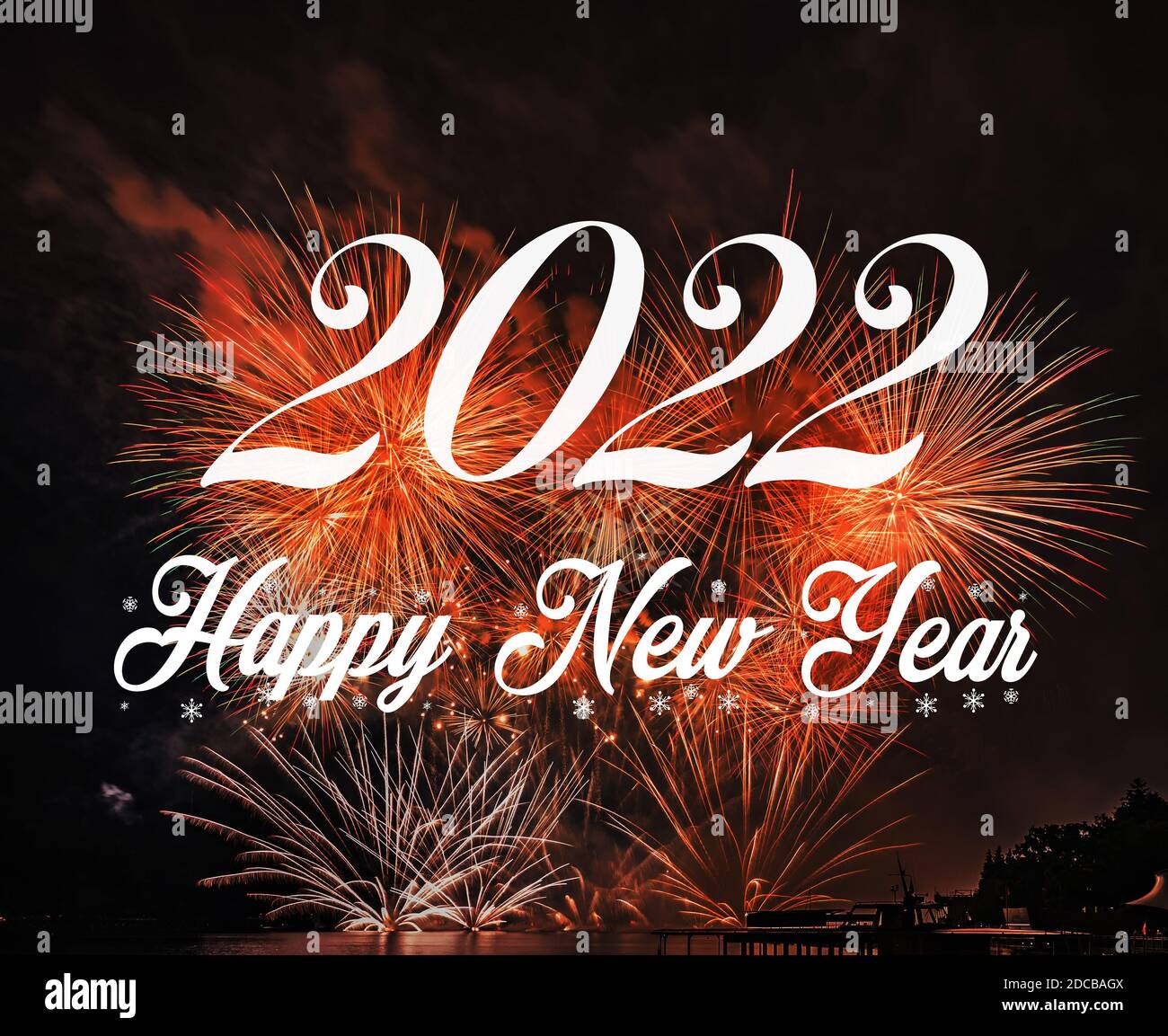 Felice anno nuovo 2022 con sfondo di fuochi d'artificio. Celebrazione Nuovo Anno 2022 Foto Stock