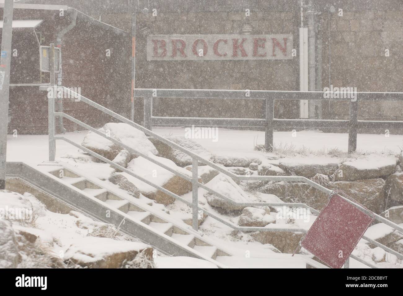 20 novembre 2020, Sassonia-Anhalt, Schierke: Vista sulla stazione ferroviaria di Brocken. I primi fiocchi di neve della stagione sono caduti sul Brocken. La cima Brocken si trova sotto un sottile strato di neve. Nei prossimi giorni si prevede più nevicate nelle altitudini più elevate dei monti Harz. Foto: Mathias Bein/dpa-Zentralbild/dpa Foto Stock