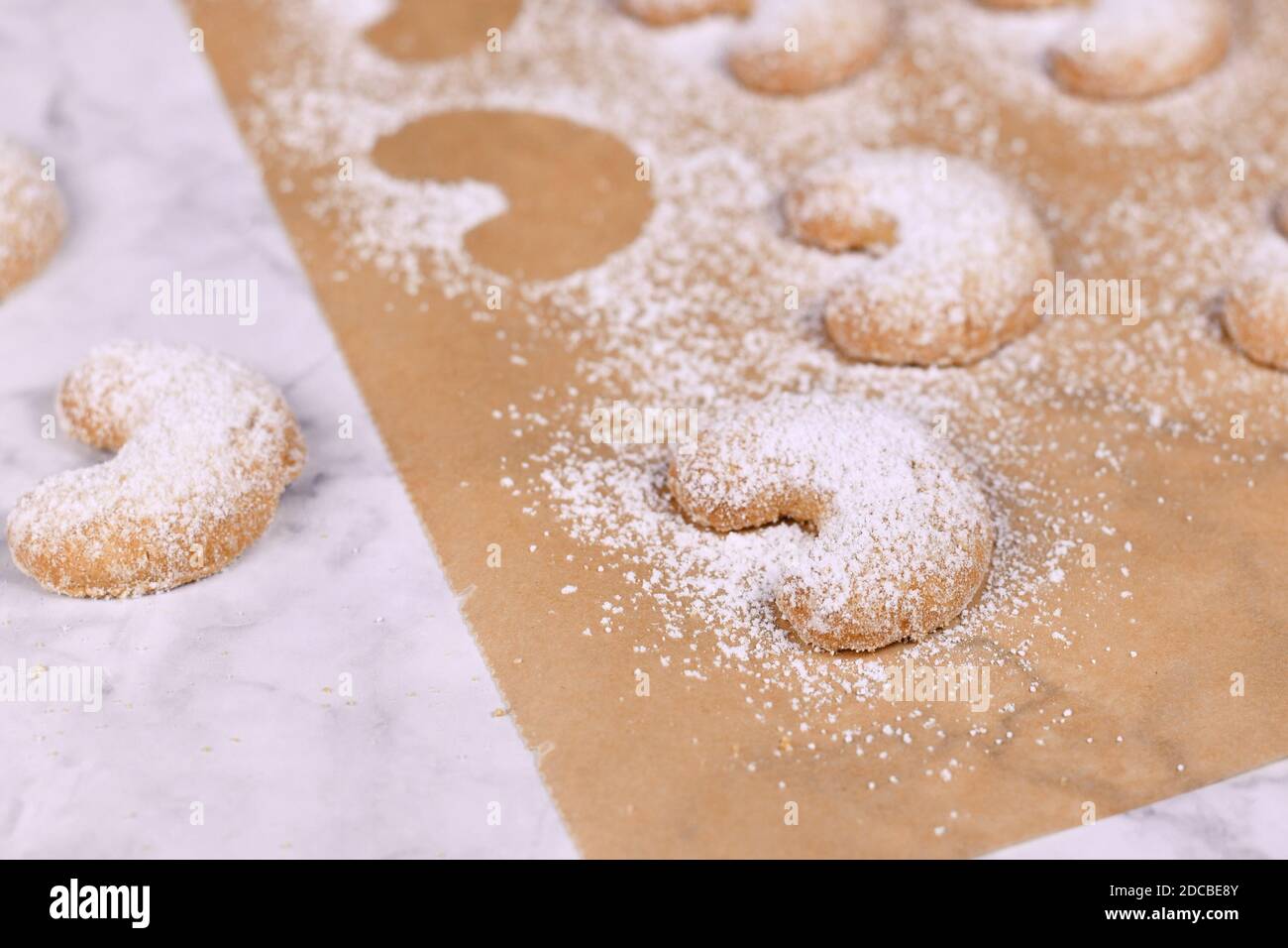 Biscotti natalizi a forma di mezzaluna chiamati "Vanillekipferl", biscotti natalizi tradizionali austriaci o tedeschi con noci e zucchero a velo Foto Stock