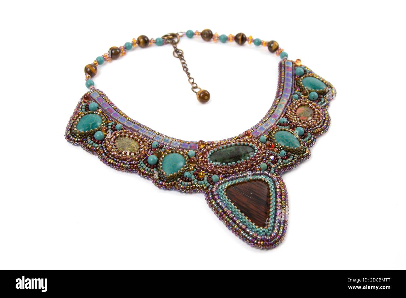 Perle ornamento girocollo ametista lusso turchese con collana verde smeraldo in pietra naturale, gioielli in perline Foto Stock