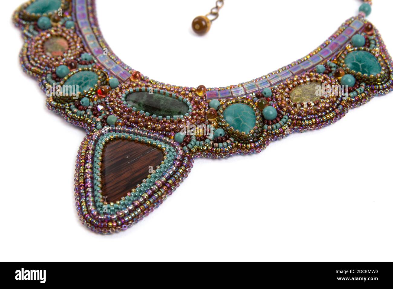 Perle ornamento girocollo ametista lusso turchese con collana verde smeraldo in pietra naturale, gioielli in perline Foto Stock
