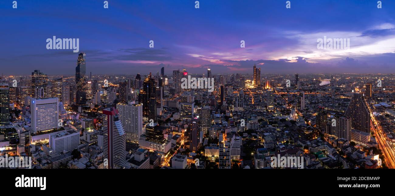 Bangkok quartiere degli affari città con grattacieli al crepuscolo, Thailandia - Panorama Foto Stock
