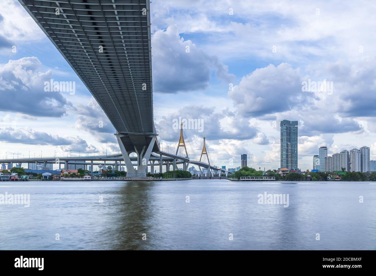 Grande ponte sospeso sul fiume Chao Phraya Foto Stock
