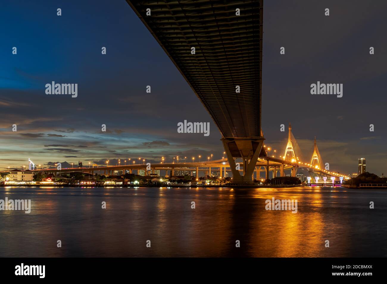 Grande ponte sospeso sul fiume Chao Phraya al crepuscolo Foto Stock