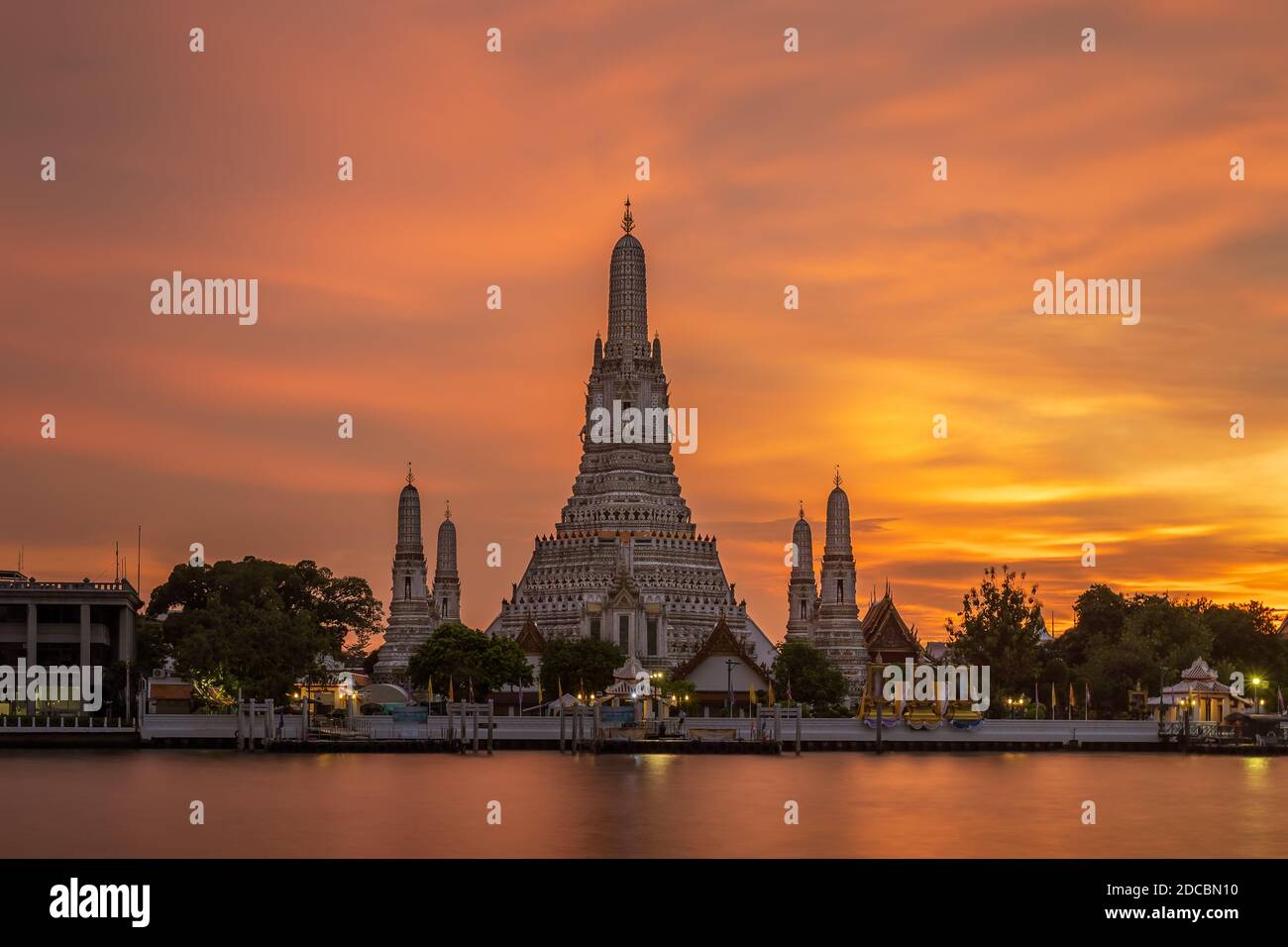 Wat Arun Ratchawaram (Tempio dell'Alba) e cinque pagode al crepuscolo, famosa destinazione turistica a Bangkok, Thailandia Foto Stock