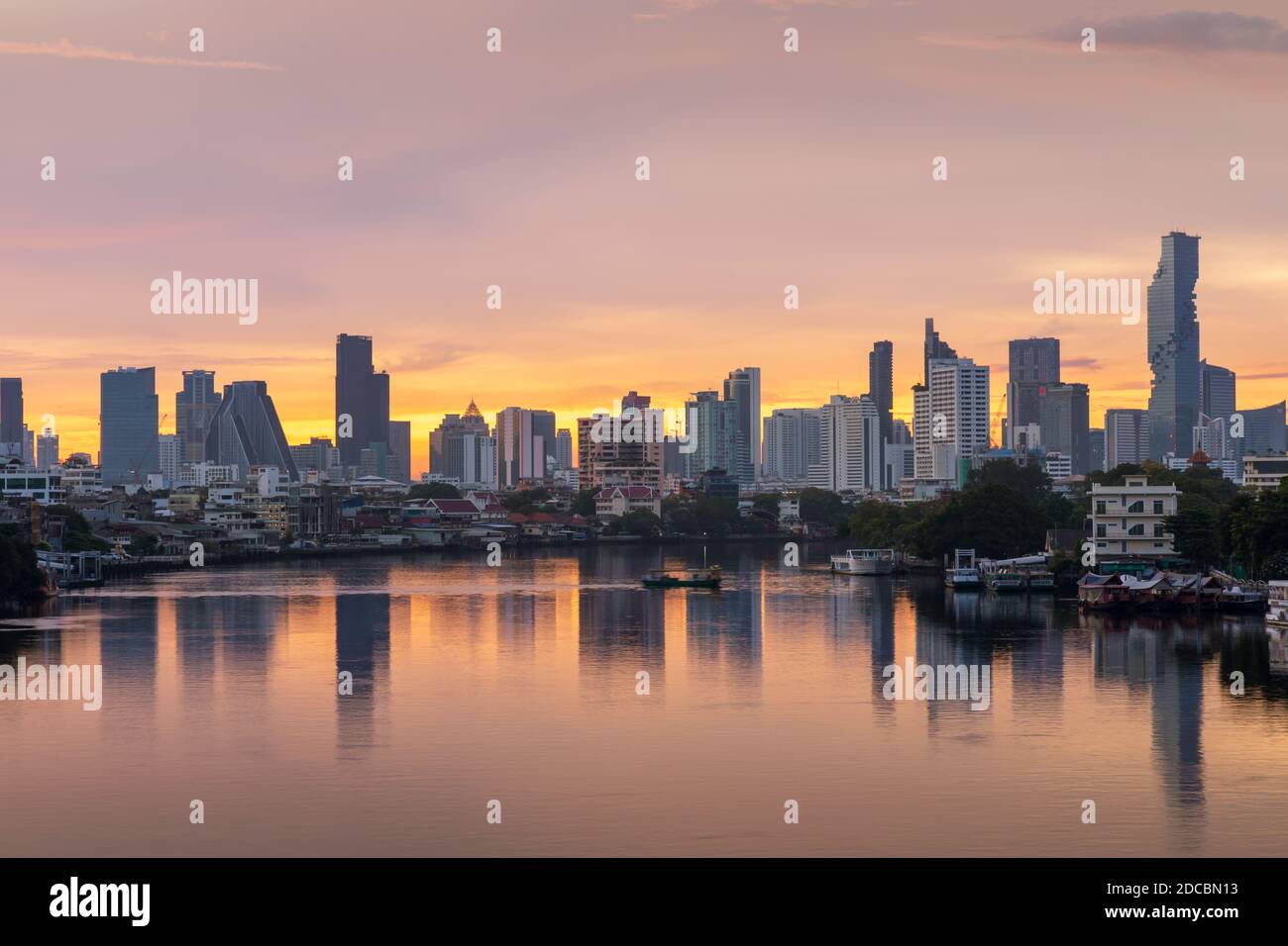Il quartiere finanziario del centro di Bangkok, il paesaggio urbano sul lungomare e il fiume Chao Phraya al crepuscolo prima dell'alba, Thailandia Foto Stock