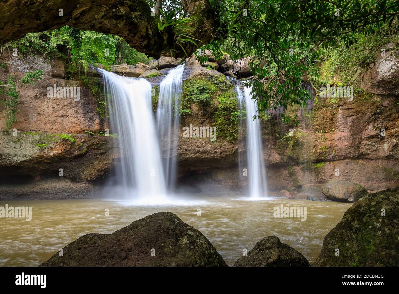 Cascata di Haew Suwat nella foresta al Parco Nazionale di Khao Yai, Thailandia Foto Stock