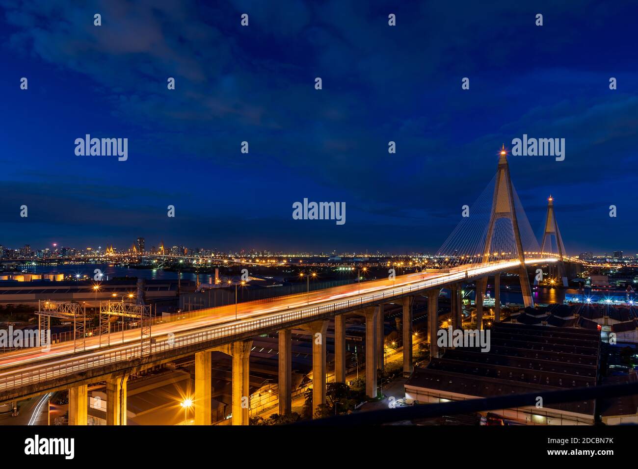 Grande ponte sospeso sul fiume Chao Phraya con traffico a. crepuscolo Foto Stock