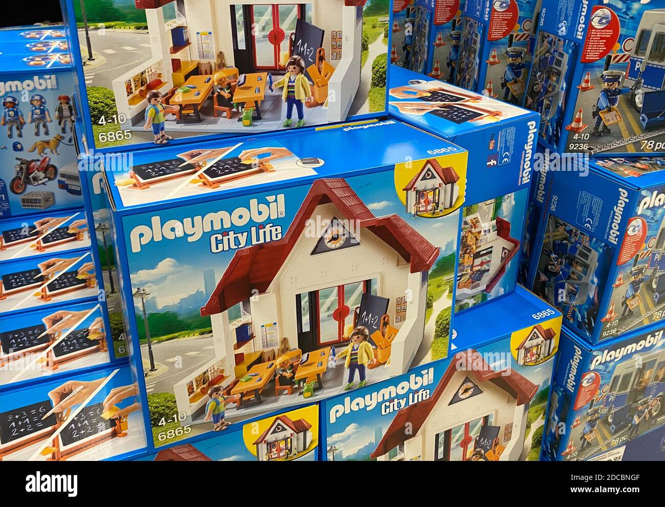 Viersen, Germania - 9 novembre. 2020: Vista su scatoline isolate impilate  Playmobil nel supermercato tedesco Foto stock - Alamy