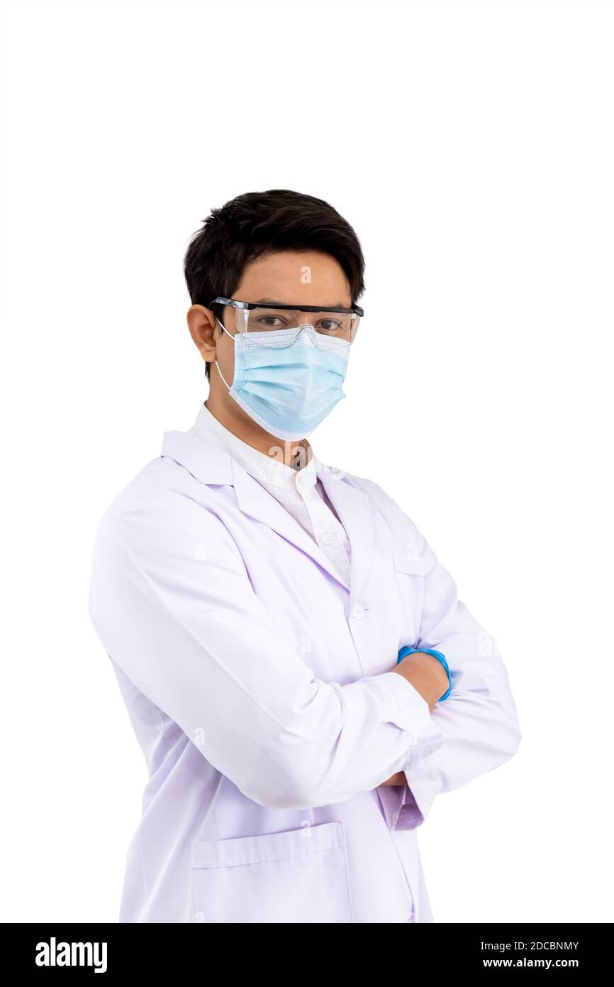 Ritratto di sicuro ricercatore asiatico scienziato medico indossando maschera chirurgica e occhiali di protezione in piedi braccia incrociate isolate che Foto Stock