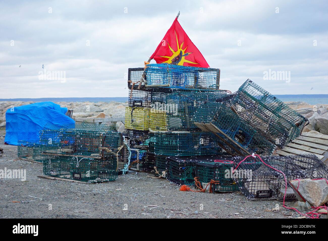 A metà settembre 2020 è iniziato un conflitto tra pescatori nativi e non, quando la Sipekne’katik First Nation ha lanciato la propria moderata pesca di aragosta nella baia di St. Marys, nella Nova Scotia occidentale. Una pesca moderata è un’operazione su piccola scala; la pesca autonoma di Sipekne’katik consente ai membri della banda con licenze di pesca di stabilire 50 trappole ciascuna. Foto Stock