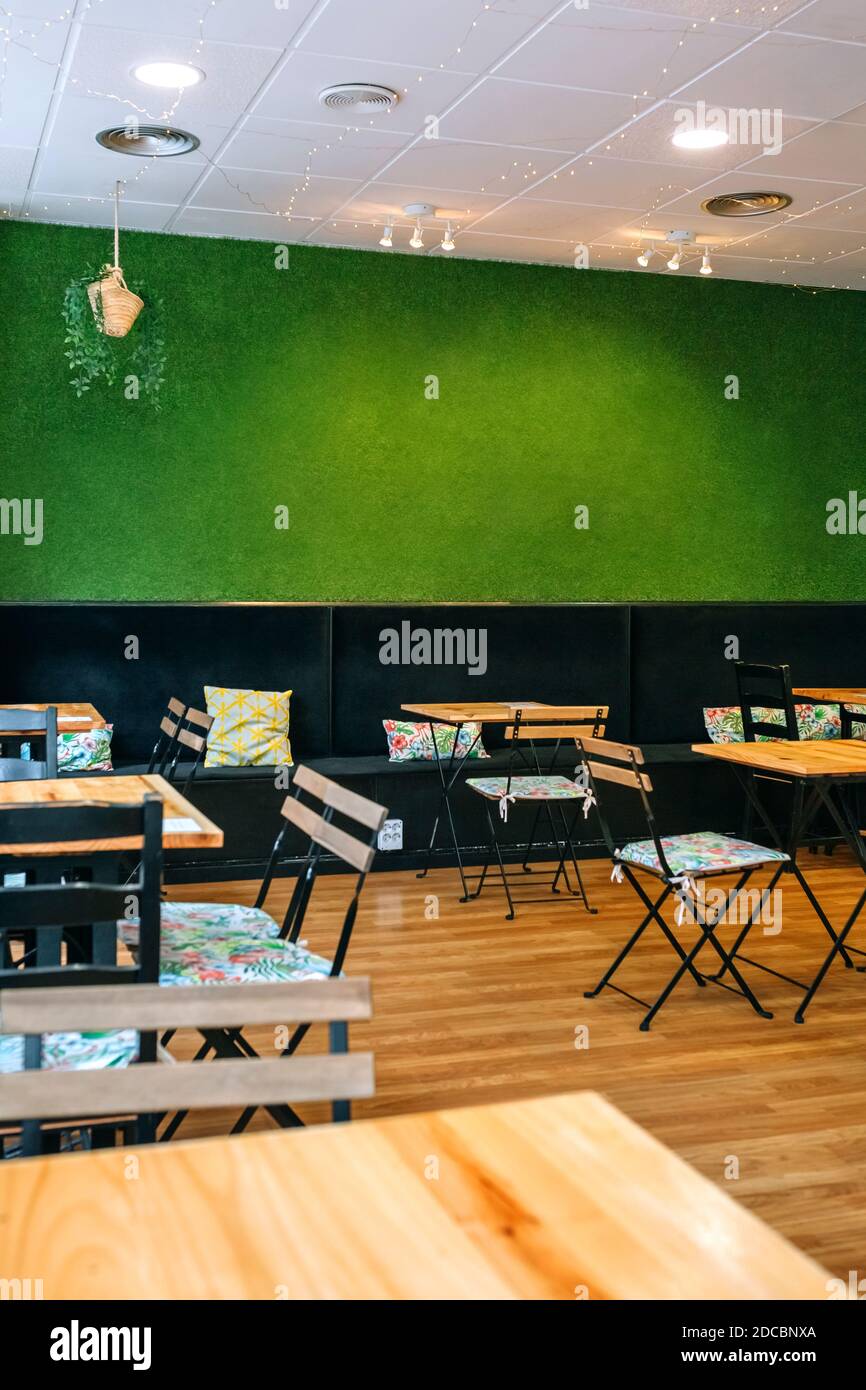 Caffetteria vuota con parete in erba Foto Stock