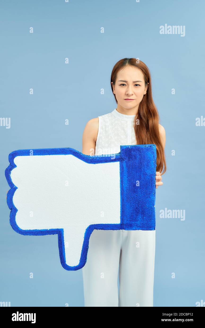 Attraente giovane infelice che tiene i social media simbolo di dispiacere sentirsi triste e respinto in ossessione internet Foto Stock