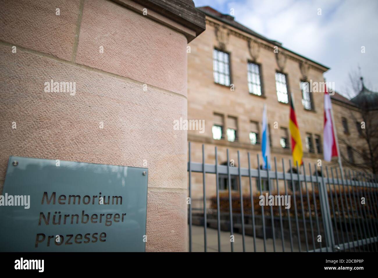 Norimberga, Germania. 20 Nov 2020. Il "Memorium Norimberga Trials" può essere letto su un cartello all'ingresso del museo omonimo presso la Corte Regionale di Norimberga-Fürth. Dopo la fine della seconda guerra mondiale, il mondo guardò alla corte 600. Fino al 1949, i processi di Norimberga si svolsero nella sala di oggi della giuria. Oggi ricorre il 75° anniversario dell'inizio dei processi di Norimberga. Credit: Daniel Karmann/dpa/Alamy Live News Foto Stock