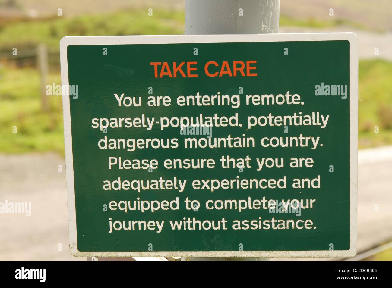 Segnale di avvertimento del sentiero, che avvisa i camminatori alla natura remota e pericolosa del percorso per le montagne di Cuillin. Elgol, Isola di Skye, Scozia, Regno Unito. Foto Stock