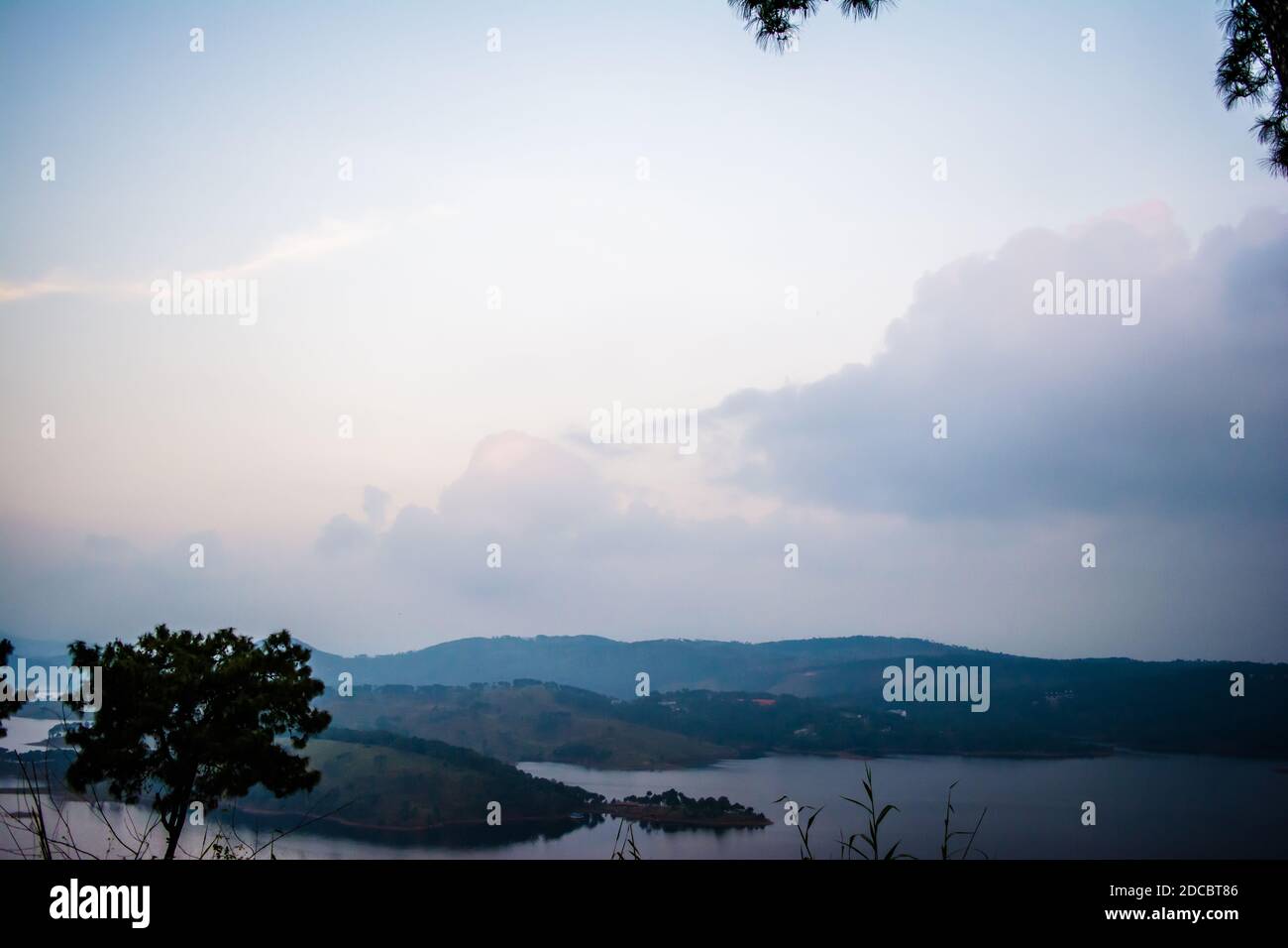 Il lago Umiam si trova a Shillong. L'immagine della vista aerea è presa al lago di Umiam shillong meghalaya india. Foto Stock