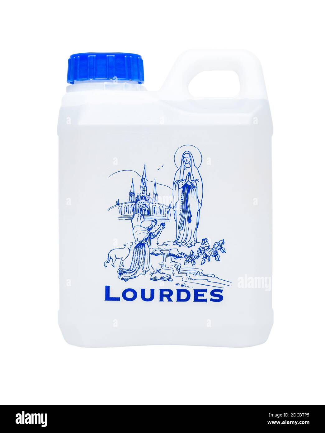 Bottiglia d'acqua di Lourdes isolata su bianco Foto Stock