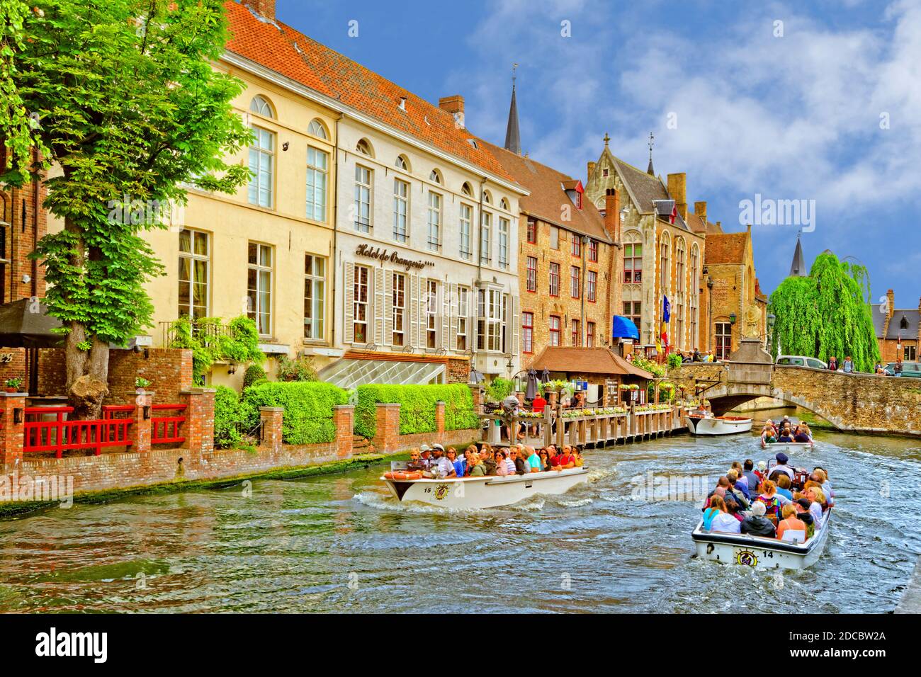 Le imbarcazioni turistiche lungo i canali di Bruges, Belgio. Foto Stock