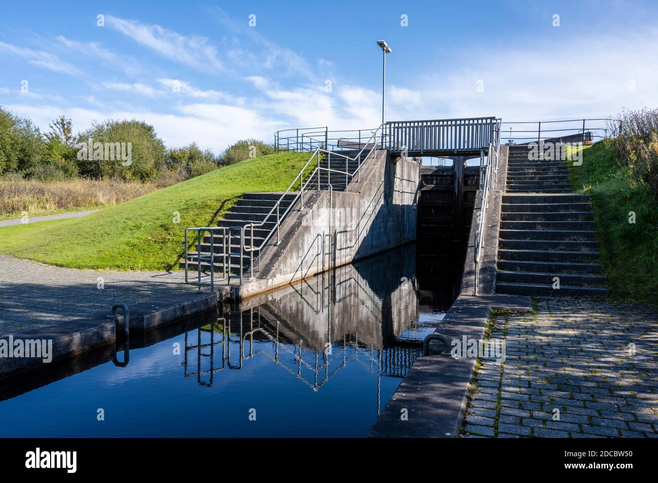 Blocco 9 sul canale Union, l'ultima serratura all'estremità Falkirk Wheel del canale, a Falkirk, Scozia, Regno Unito Foto Stock