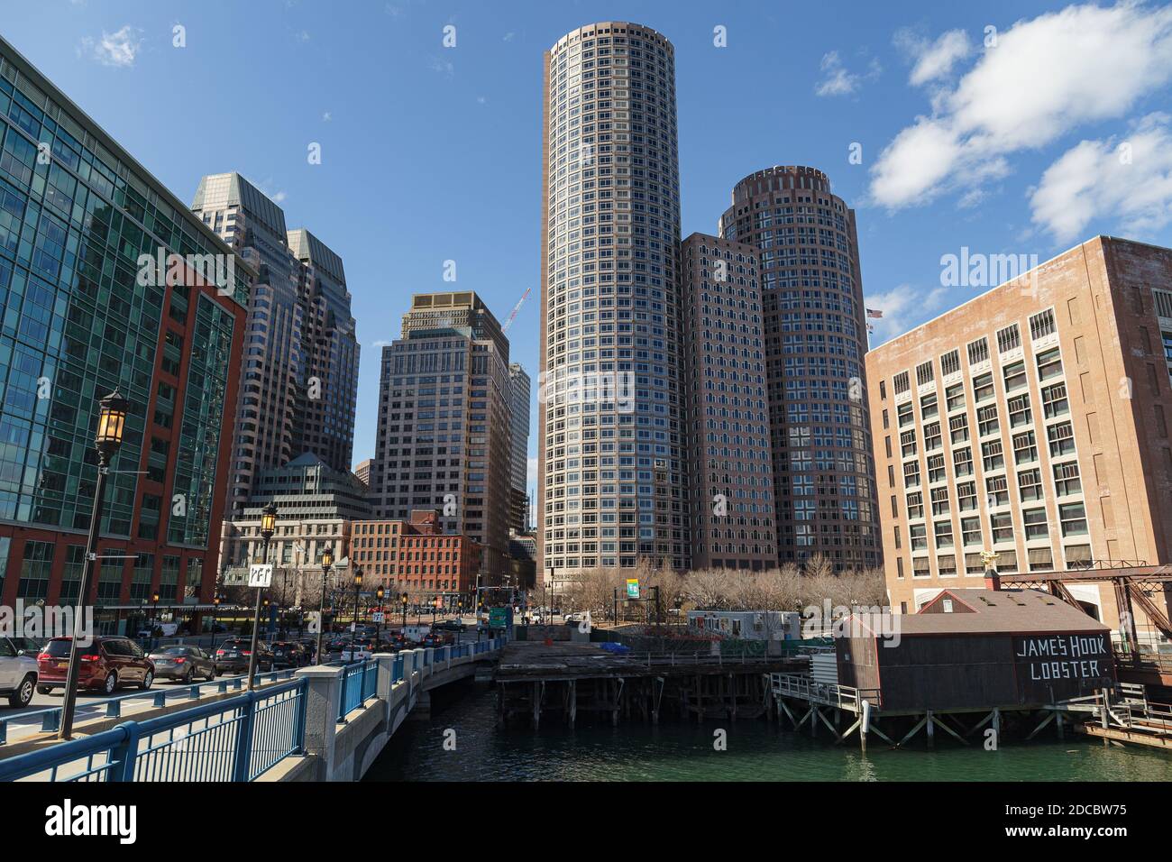 BOSTON, ma, USA - 28 FEBBRAIO 2020: Vista del quartiere finanziario di Boston dal ponte di fronte al porto Foto Stock