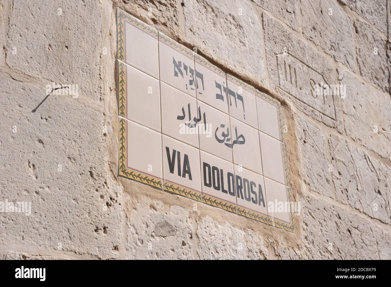 Cartello stradale - Via dolorosa nella città vecchia di Gerusalemme. Creduto essere la via che Gesù ha intrapreso il suo cammino verso la crocifissione. Foto Stock