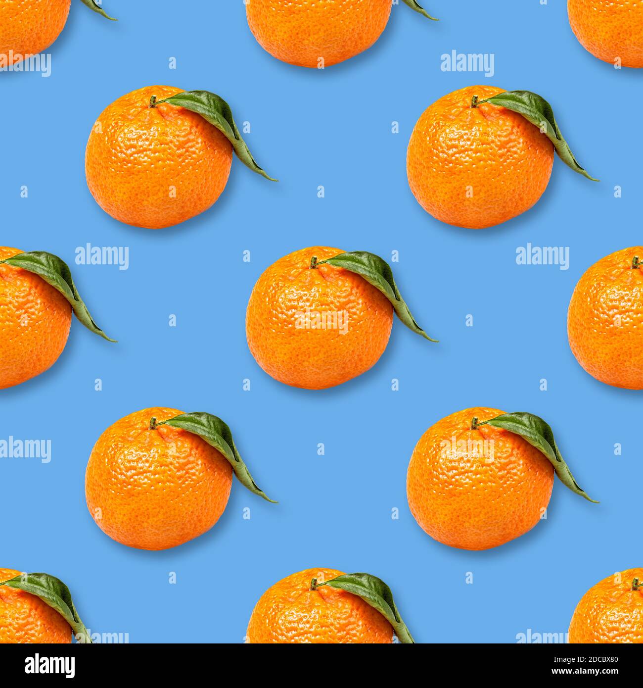 Natale sfondo senza cuciture da tangerini maturi isolati su blu Foto Stock