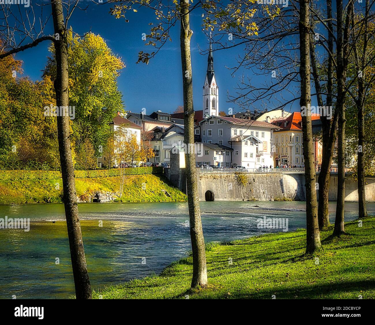 DE - BAVARIA: Bad Toelz con il fiume Isar in primo piano (immagine HDR) Foto Stock