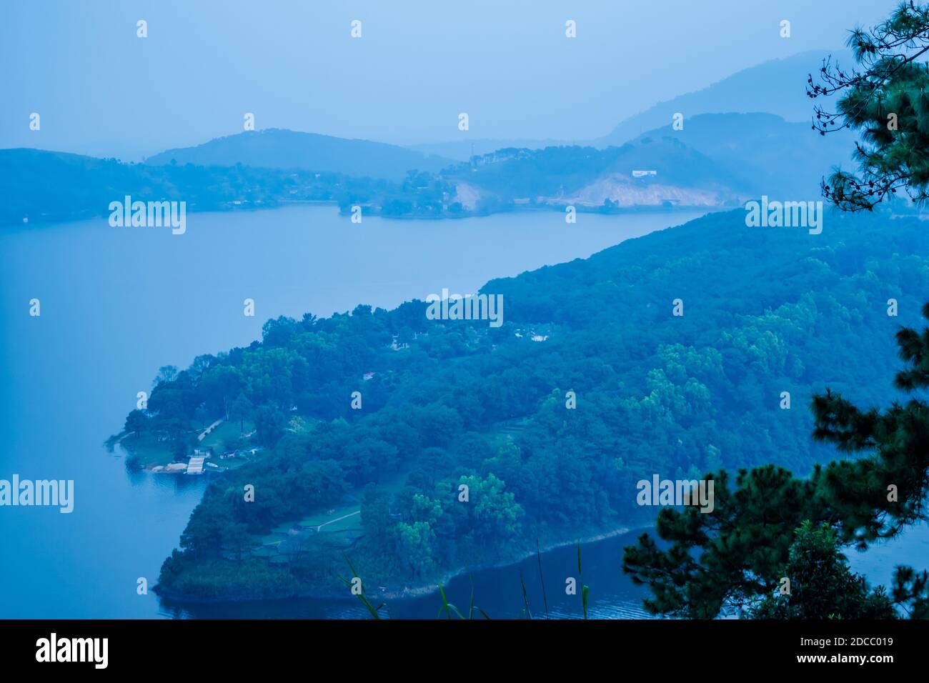 Il lago Umiam si trova a Shillong. L'immagine della vista aerea è presa al lago di Umiam shillong meghalaya india. Foto Stock