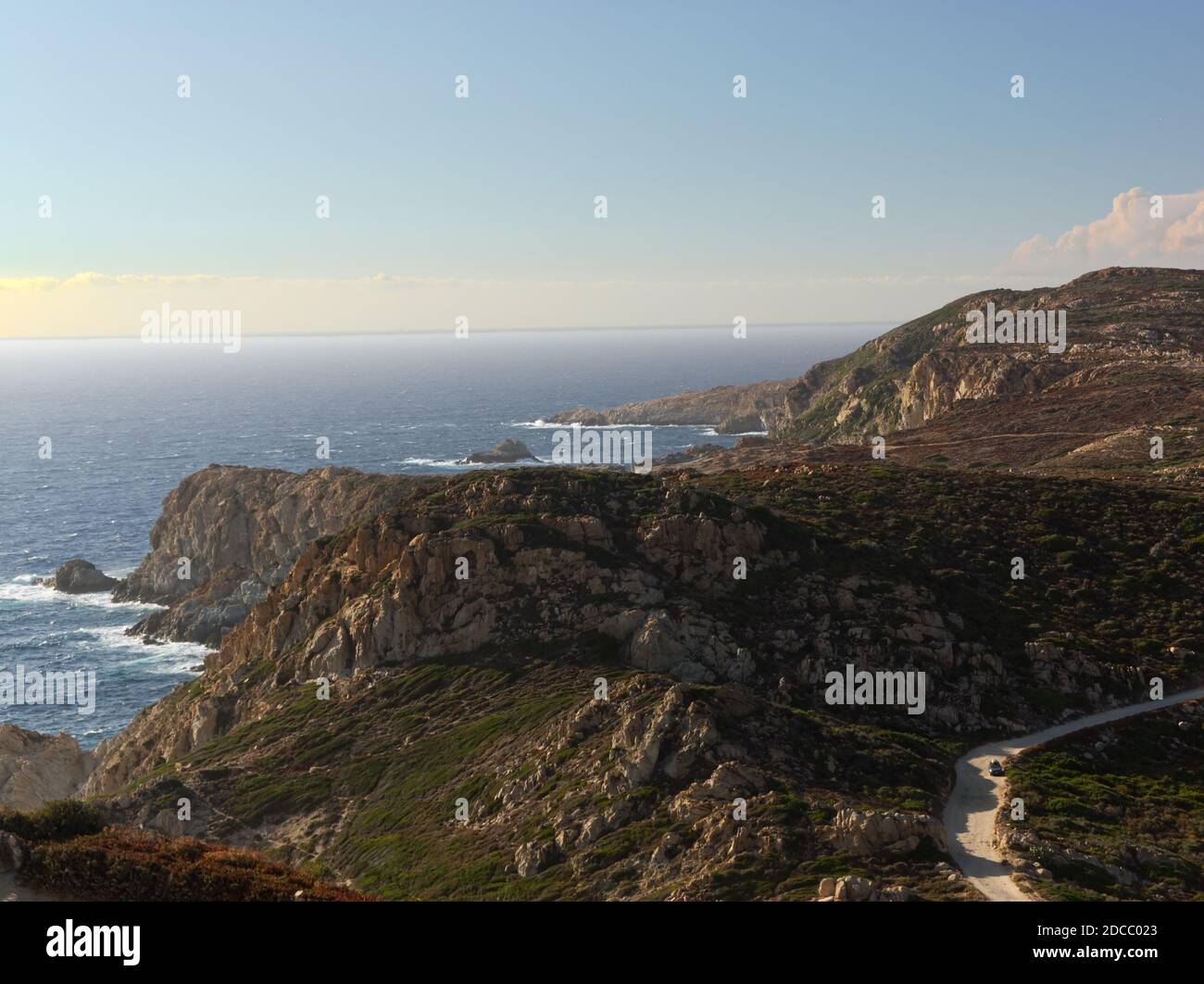 Bella prospettiva della costa rocciosa nella Corsica del Nord a. la fine della giornata Foto Stock