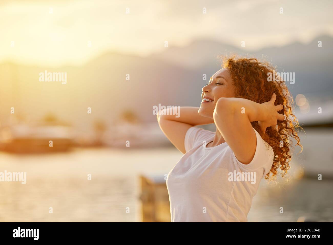 Rosso testa Donna ritratto sulla spiaggia Foto Stock