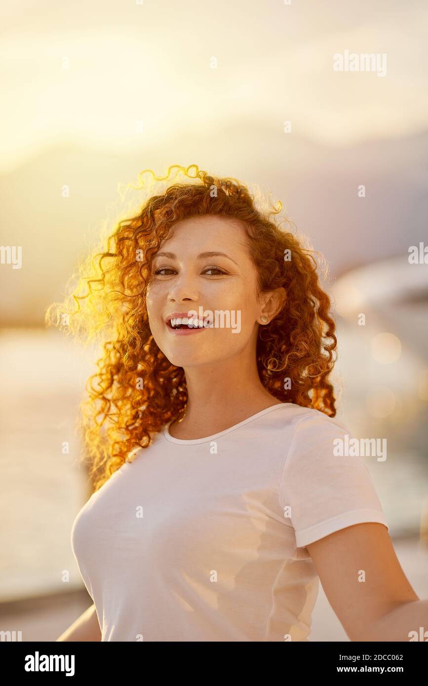 Rosso testa Donna ritratto sulla spiaggia Foto Stock