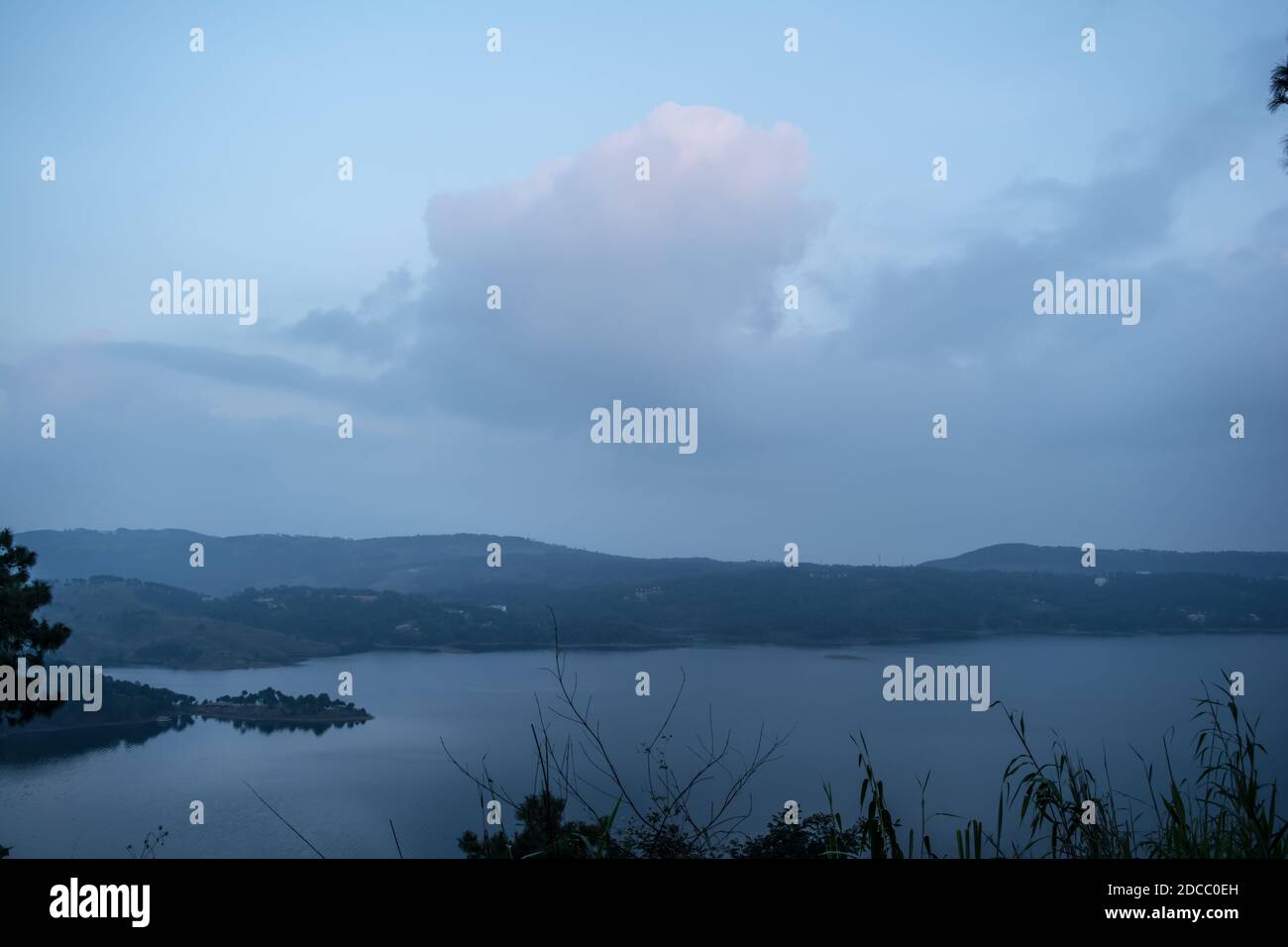 Il lago Umiam si trova a Shillong. L'immagine della vista aerea è presa al lago di Umiam shillong meghalaya india. Foto Stock