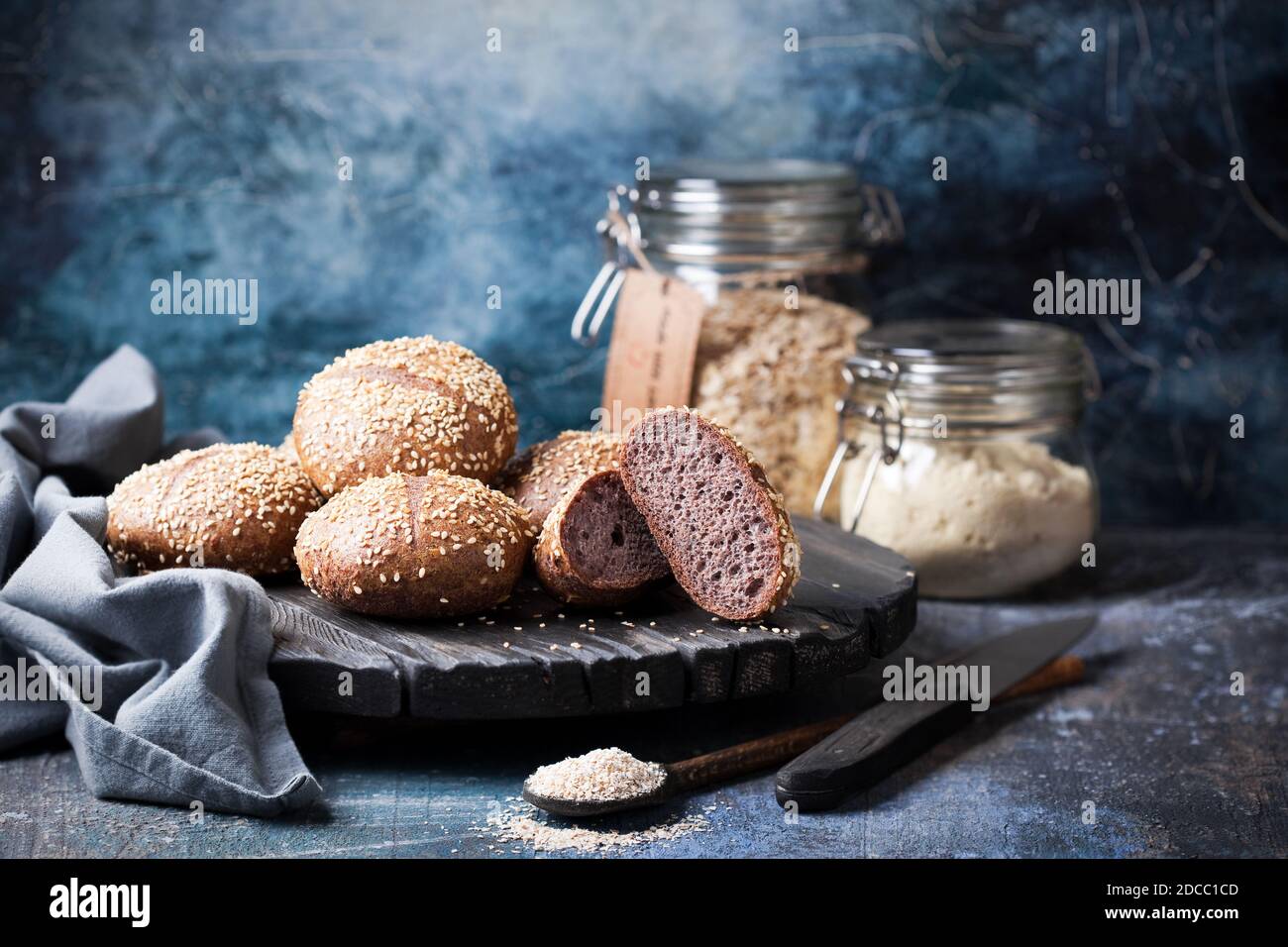 Panini freschi fatti in casa con hamburger a grani interi, fuoco selettivo Foto Stock