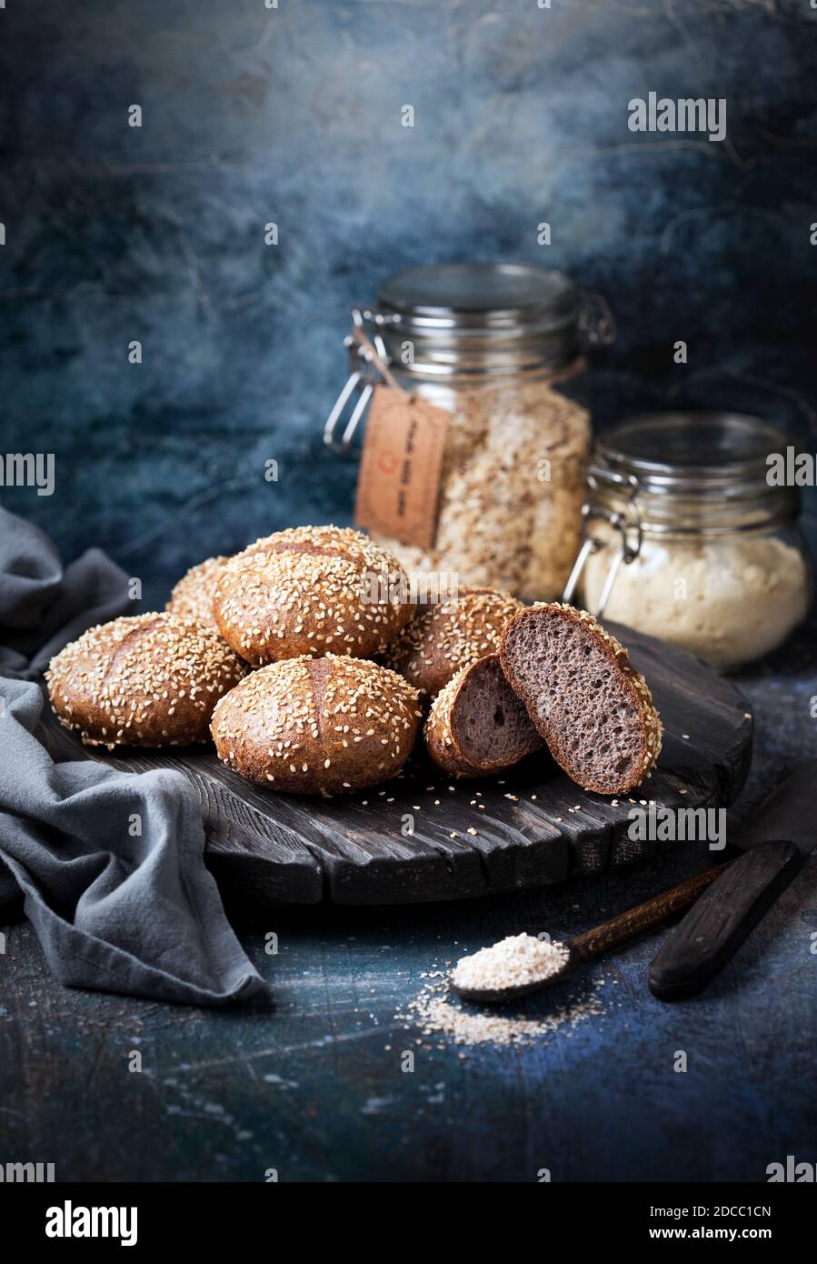 Panini freschi fatti in casa con hamburger a grani interi, fuoco selettivo Foto Stock